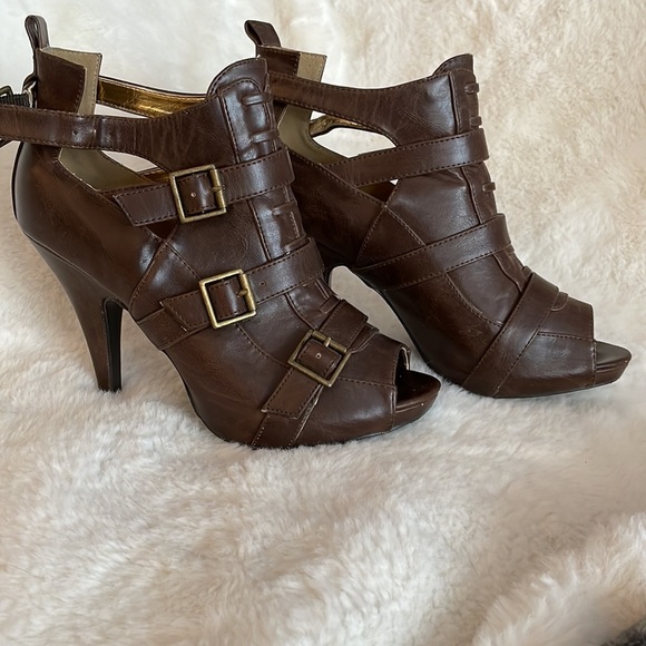 Great condition brown peep toe shoes with side buckles - size 9.5 - Picture 2 of 7